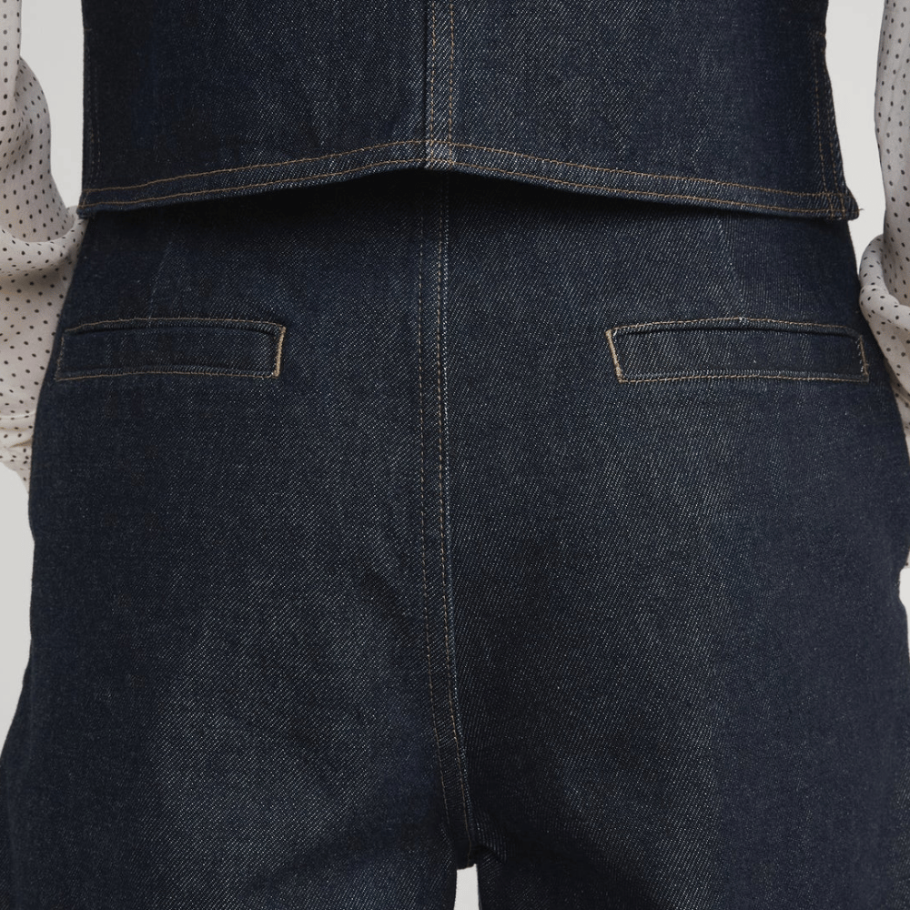 FRAME The Tailored Short in Rinse at Riada Concept. High-rise rigid denim Bermuda shorts with front pleats and a wide culotte leg - back pocket close-up