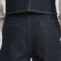 FRAME The Tailored Short in Rinse at Riada Concept. High-rise rigid denim Bermuda shorts with front pleats and a wide culotte leg - back pocket close-up