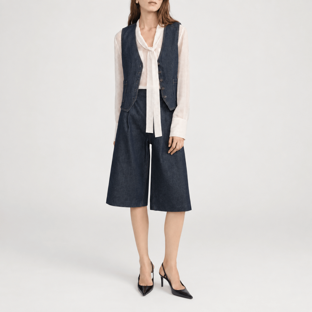 FRAME The Tailored Short in Rinse at Riada Concept. High-rise rigid denim Bermuda shorts with front pleats and a wide culotte leg - front view styled model