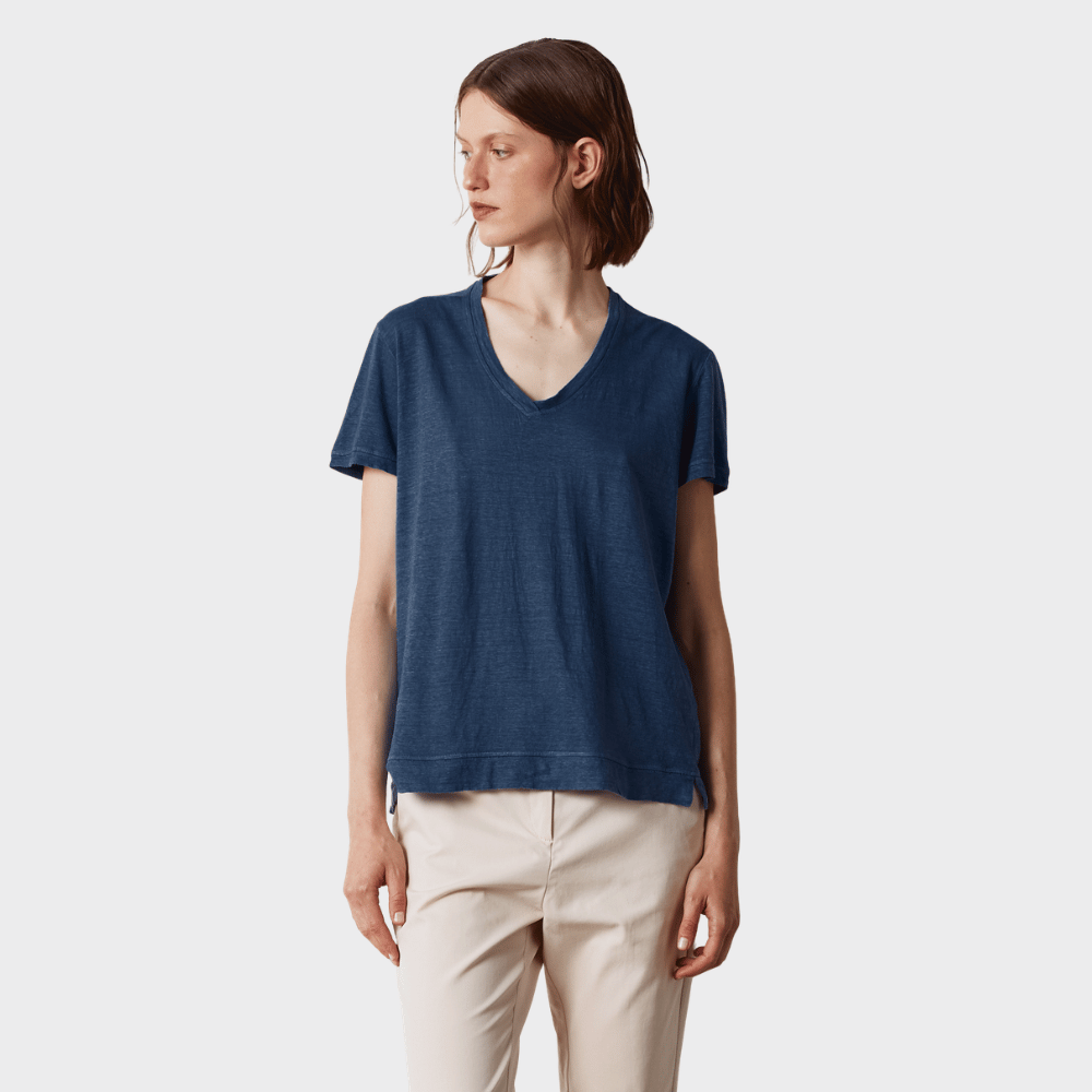 Flores Linen Cotton V-Neck T-Shirt in Blu