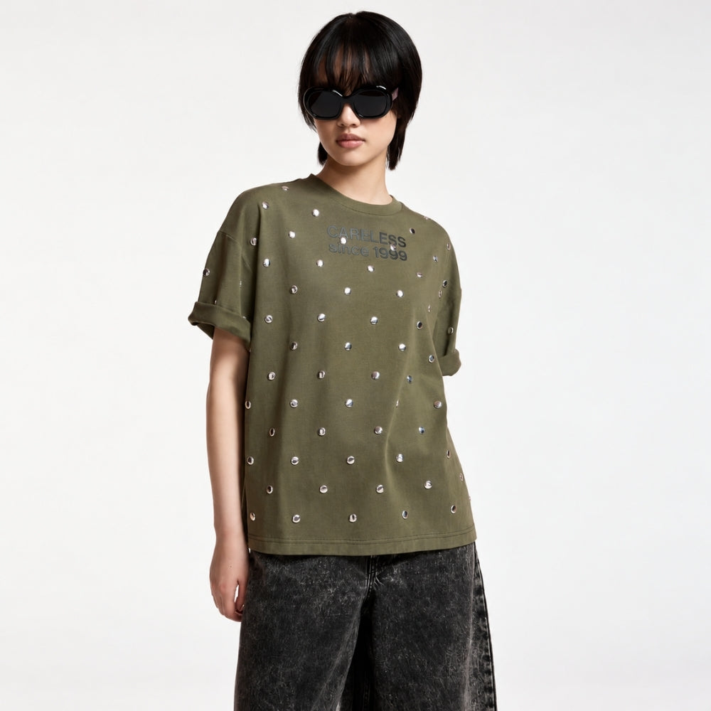 Riada Concept Essentiel Antwerp Kourse T-shirt in khaki organic cotton, scattered with silver-tone studs and printed with slogans on the front and back. Relaxed fit - model front view cropped