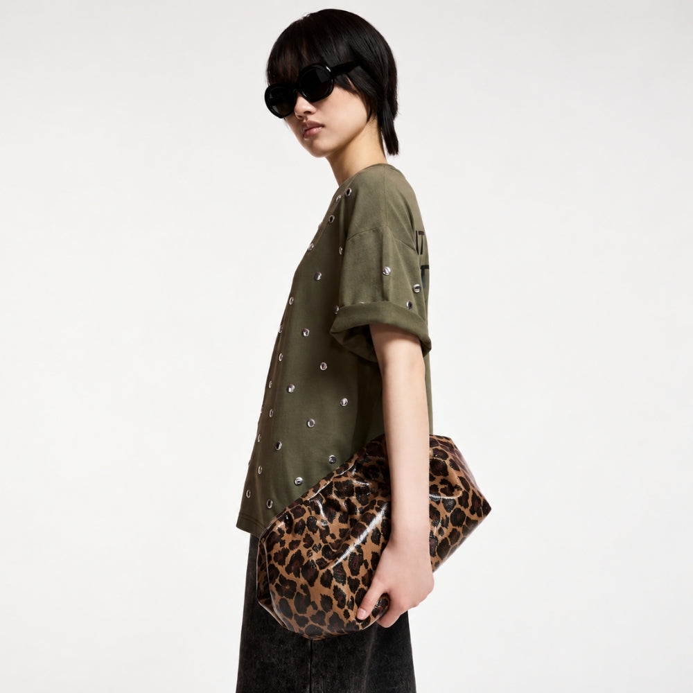 Riada Concept Essentiel Antwerp Kourse T-shirt in khaki organic cotton, scattered with silver-tone studs and printed with slogans on the front and back. Relaxed fit - model side view cropped