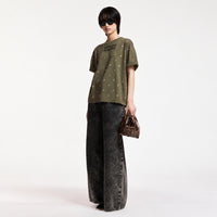 Riada Concept Essentiel Antwerp Kourse T-shirt in khaki organic cotton, scattered with silver-tone studs and printed with slogans on the front and back. Relaxed fit - full front view