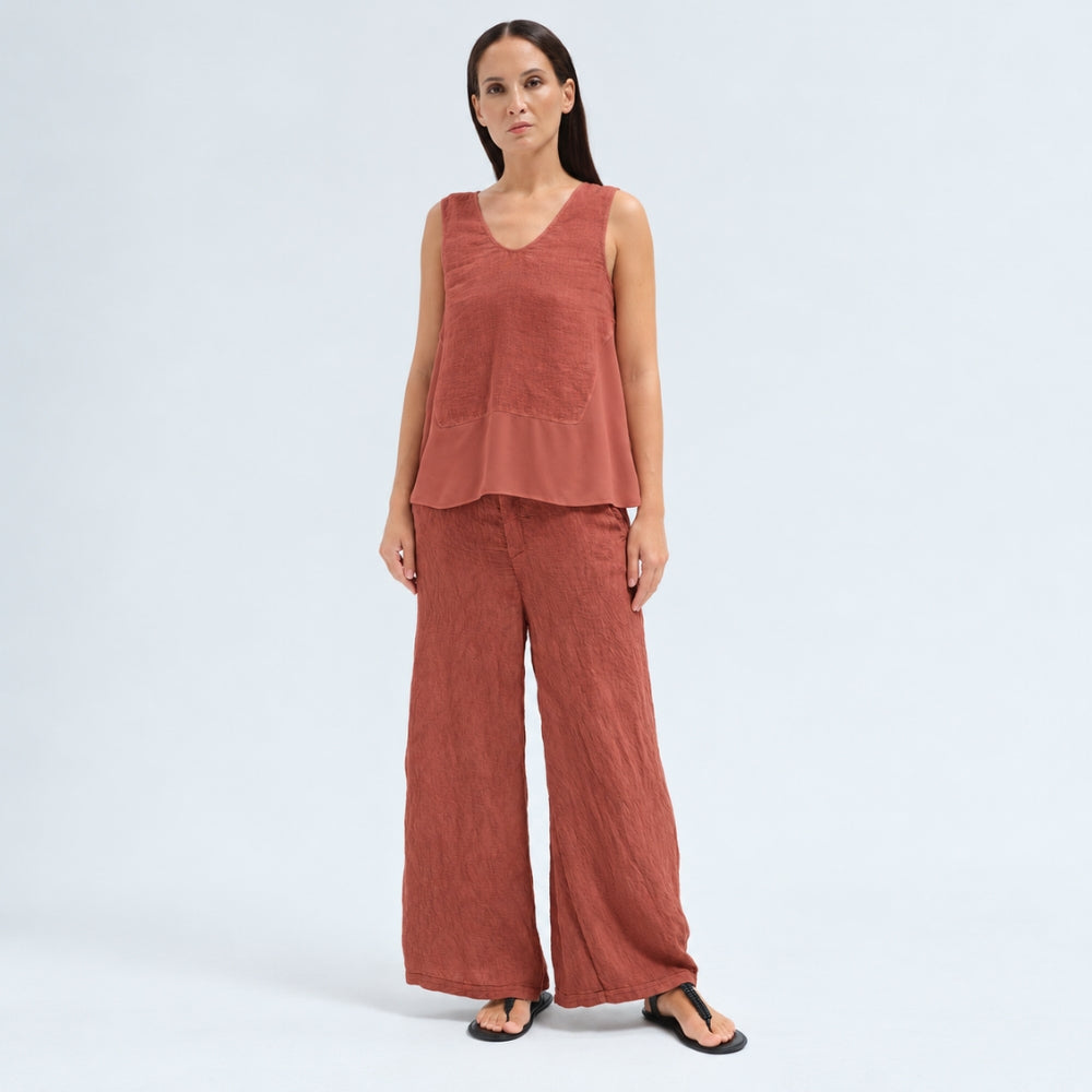 A sleeveless brick tank by Transit Par Such with a V-neck, a linen upper and a viscose georgette lower that widens to the hem - model front view