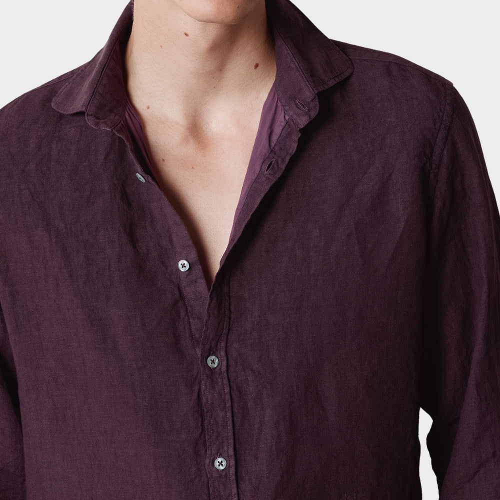 Massimo Alba Canary linen shirt in grape, a deep plum, with a soft spread collar and mother-of-pearl buttons - collar detail