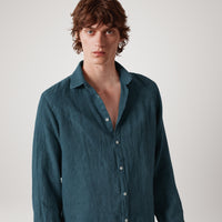 Massimo Alba Canary linen shirt in lagoon, a deep teal blue, with a soft spread collar and mother-of-pearl buttons - collar detail