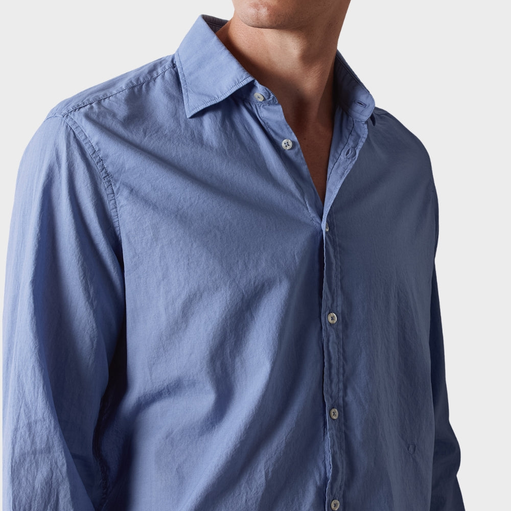 Massimo Alba Genova cotton voile shirt in tulip, a periwinkle blue, with a pointed collar and mother-of-pearl buttons - collar detail