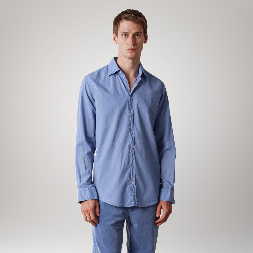 Massimo Alba Genova cotton voile shirt in tulip, a periwinkle blue, with a pointed collar and mother-of-pearl buttons - front view
