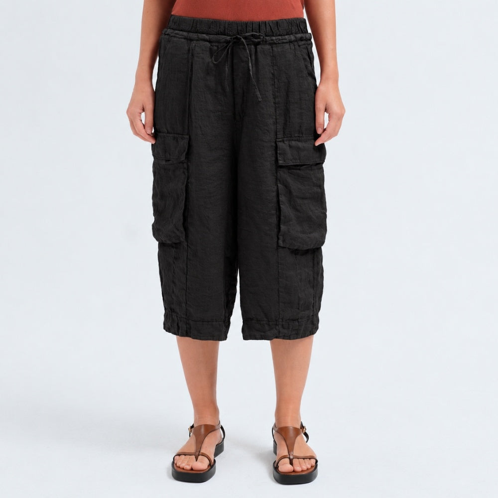 Wide linen cargo Bermuda shorts by Transit Par Such in black, falling below the knee, with flap cargo pockets and a drawstring elastic waist - front view