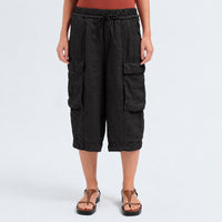 Wide linen cargo Bermuda shorts by Transit Par Such in black, falling below the knee, with flap cargo pockets and a drawstring elastic waist - front view