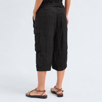 Wide linen cargo Bermuda shorts by Transit Par Such in black, falling below the knee, with flap cargo pockets and a drawstring elastic waist - back view