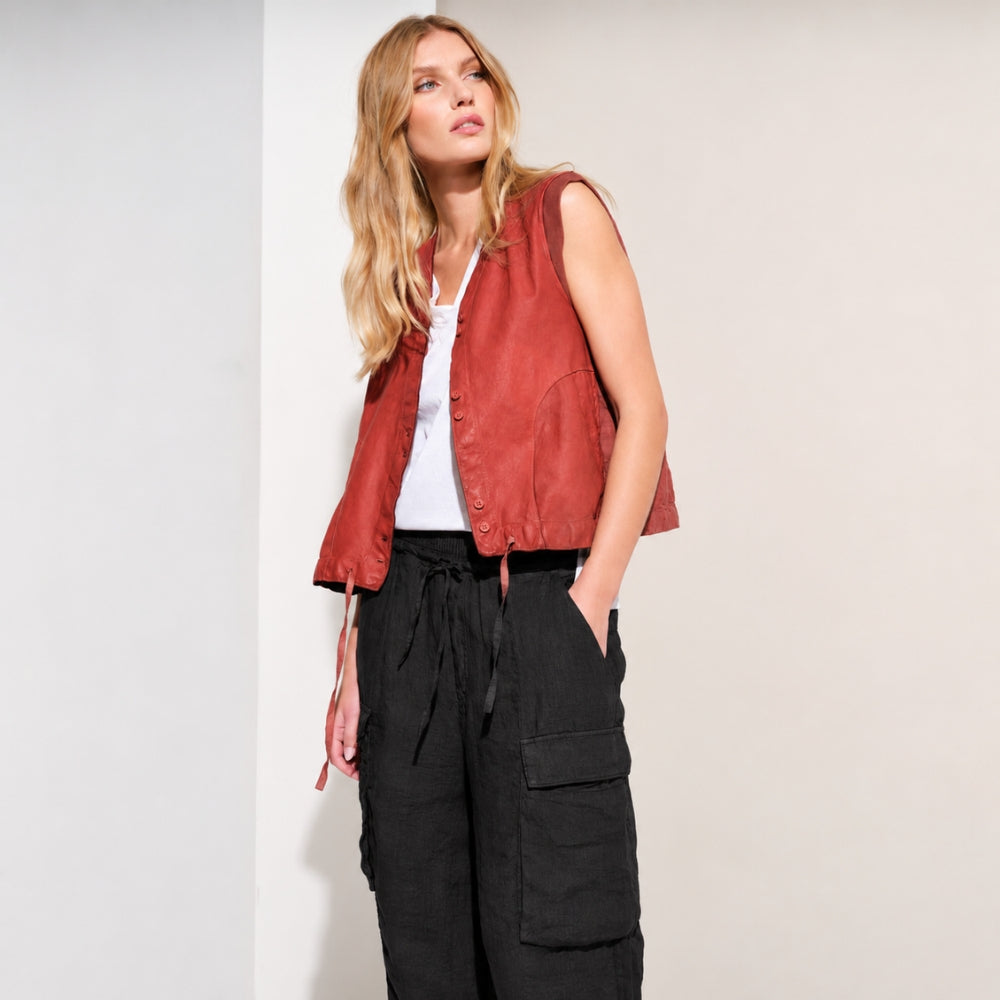 Wide linen cargo Bermuda shorts by Transit Par Such in black, falling below the knee, with flap cargo pockets and a drawstring elastic waist - styled mode view