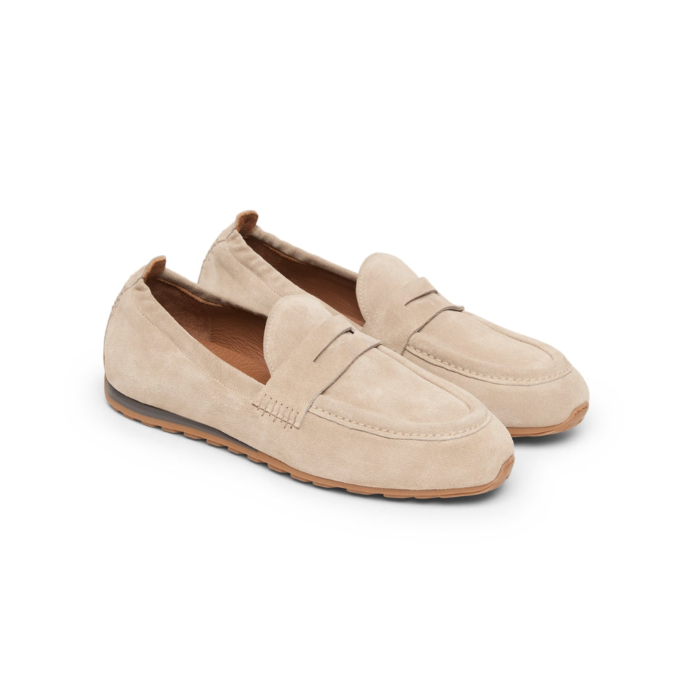 Riada Concept Henry Beguelin’s Katerina loafers in beige Softy leather: a soft moccasin with a penny strap, gathered heel and driving-style sole. Handcrafted in Italy - angle view