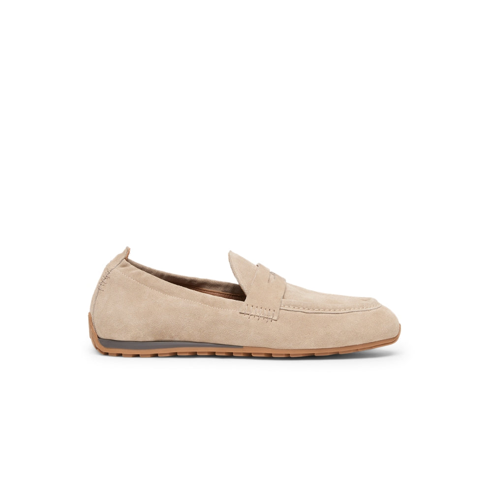 Riada Concept Henry Beguelin’s Katerina loafers in beige Softy leather: a soft moccasin with a penny strap, gathered heel and driving-style sole. Handcrafted in Italy.
