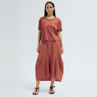 A sculptural, boxy T-shirt by Transit Par Such in brick cotton jersey, cropped to sit neatly at a high waist, with a round neck and short sleeves - full model front view