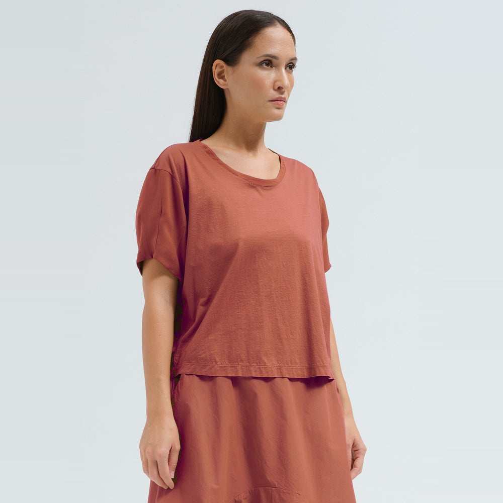 A sculptural, boxy T-shirt by Transit Par Such in brick cotton jersey, cropped to sit neatly at a high waist, with a round neck and short sleeves - angle view