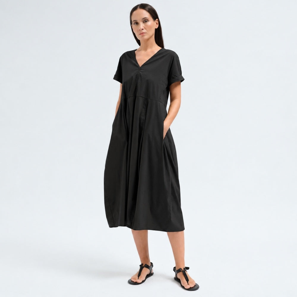 A below-the-knee V-neck dress by Transit Par Such in black stretch cotton, with a high-cut waist, cuffed short sleeves and side pockets - front view with pockets