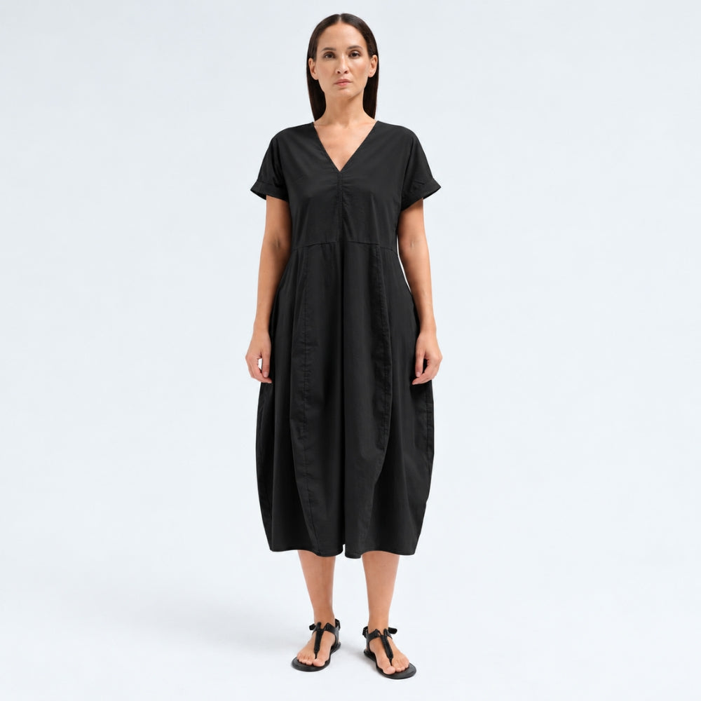 A below-the-knee V-neck dress by Transit Par Such in black stretch cotton, with a high-cut waist, cuffed short sleeves and side pockets - front view