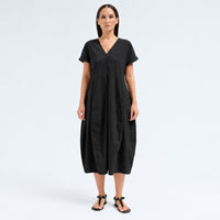 A below-the-knee V-neck dress by Transit Par Such in black stretch cotton, with a high-cut waist, cuffed short sleeves and side pockets - front view