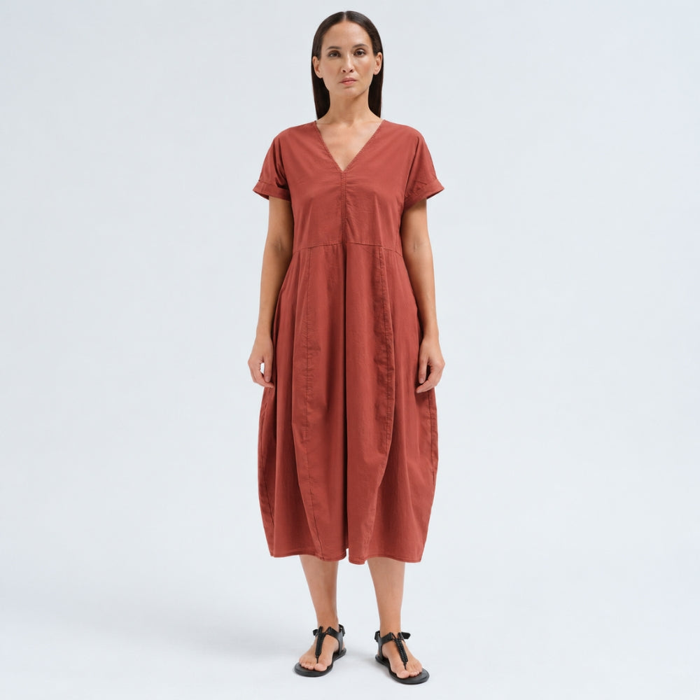 A below-the-knee V-neck dress by Transit Par Such in brick stretch cotton, with a high-cut waist, cuffed short sleeves and side pockets - front view