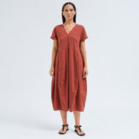 A below-the-knee V-neck dress by Transit Par Such in brick stretch cotton, with a high-cut waist, cuffed short sleeves and side pockets - front view