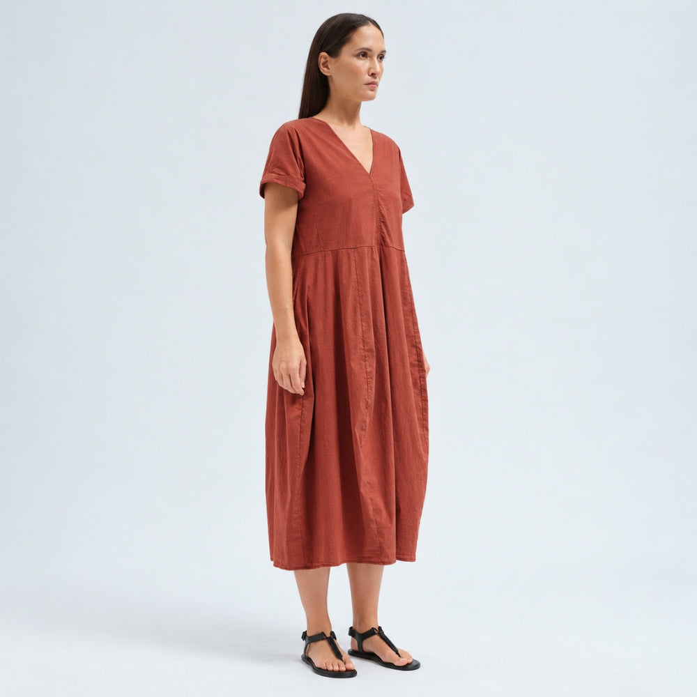 A below-the-knee V-neck dress by Transit Par Such in brick stretch cotton, with a high-cut waist, cuffed short sleeves and side pockets - angle view