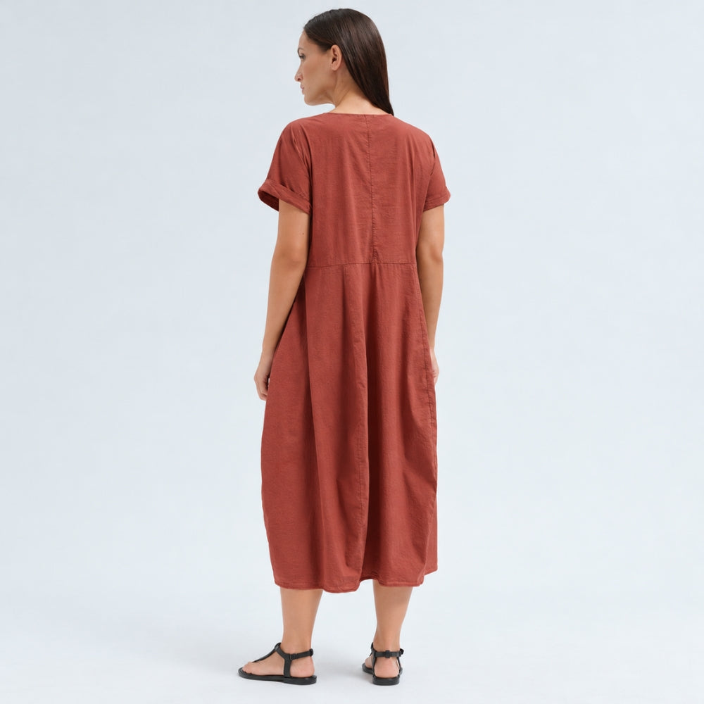 A below-the-knee V-neck dress by Transit Par Such in brick stretch cotton, with a high-cut waist, cuffed short sleeves and side pockets - back view