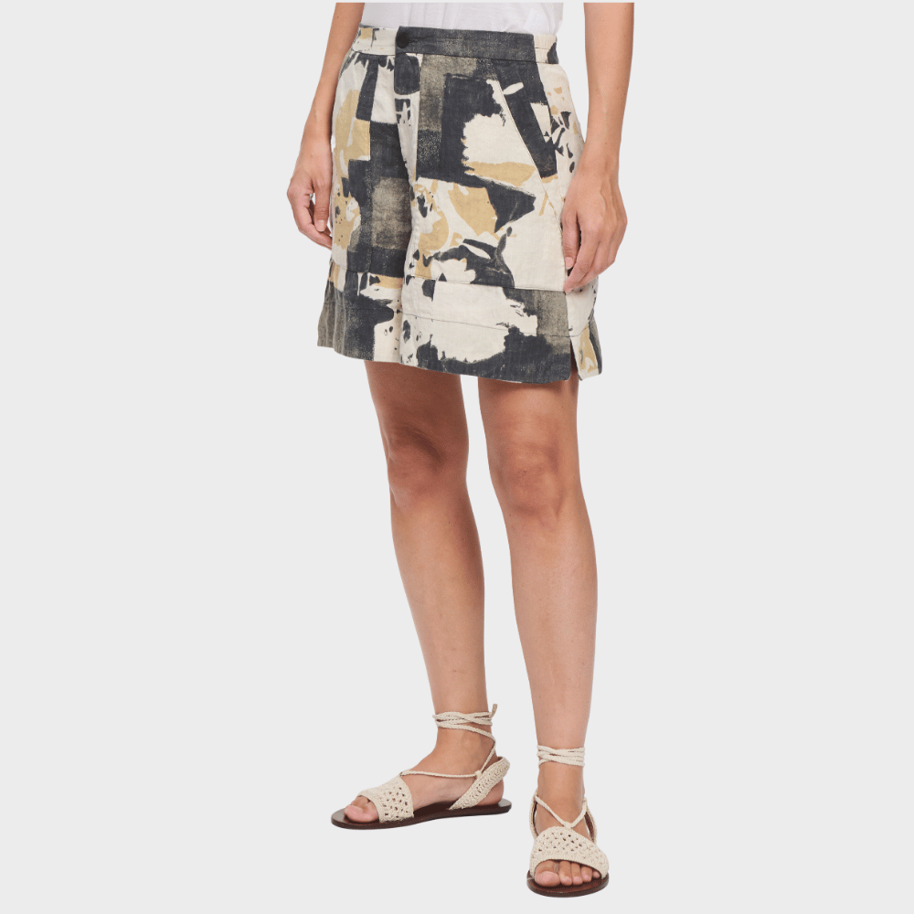 Transit Par Such abstract print linen Bermuda shorts in black cream and beige – side view