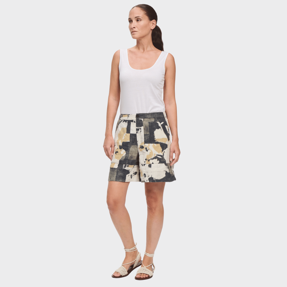 Transit Par Such abstract print linen Bermuda shorts in black cream and beige – full front view