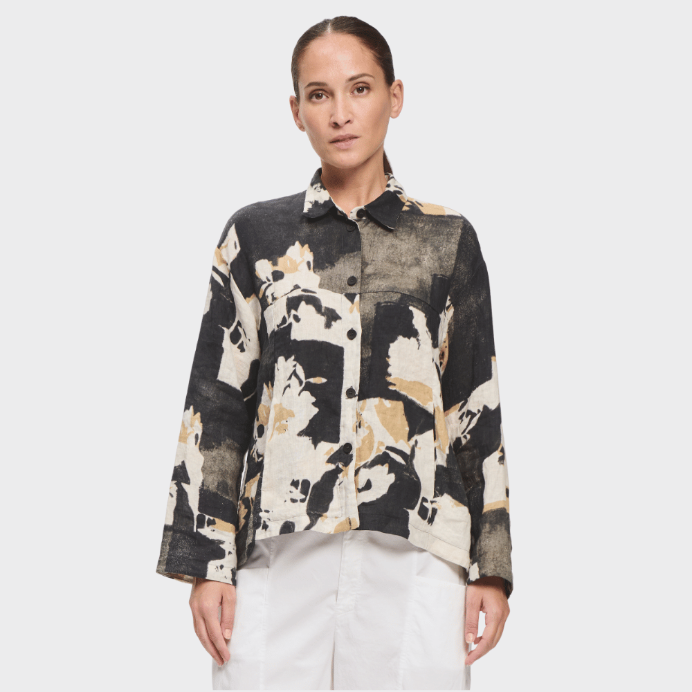 Transit Par Such abstract print linen shirt jacket in black cream and beige – front view