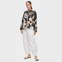 Transit Par Such abstract print linen shirt jacket in black cream and beige – full front view