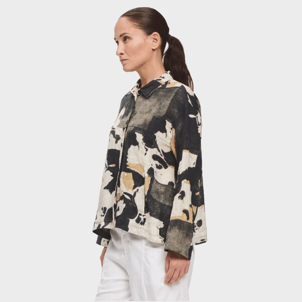 Transit Par Such abstract print linen shirt jacket in black cream and beige – side view