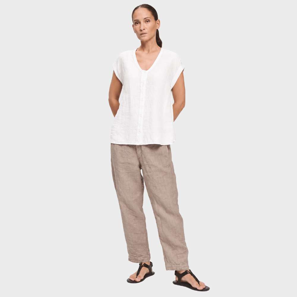 Transit Par Such linen and viscose button front tank in white – full front view