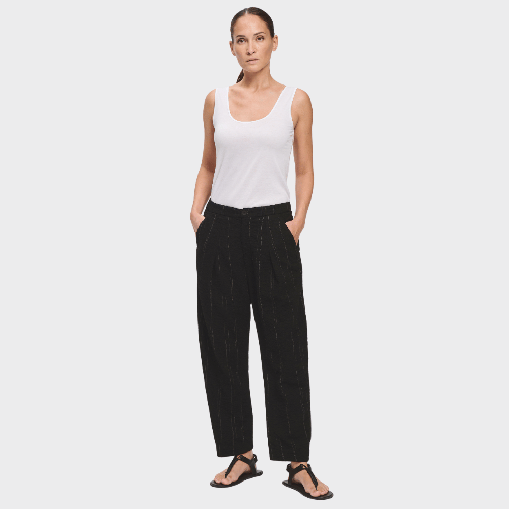 Transit Par Such Relaxed Pleated Trousers in Black - full front view