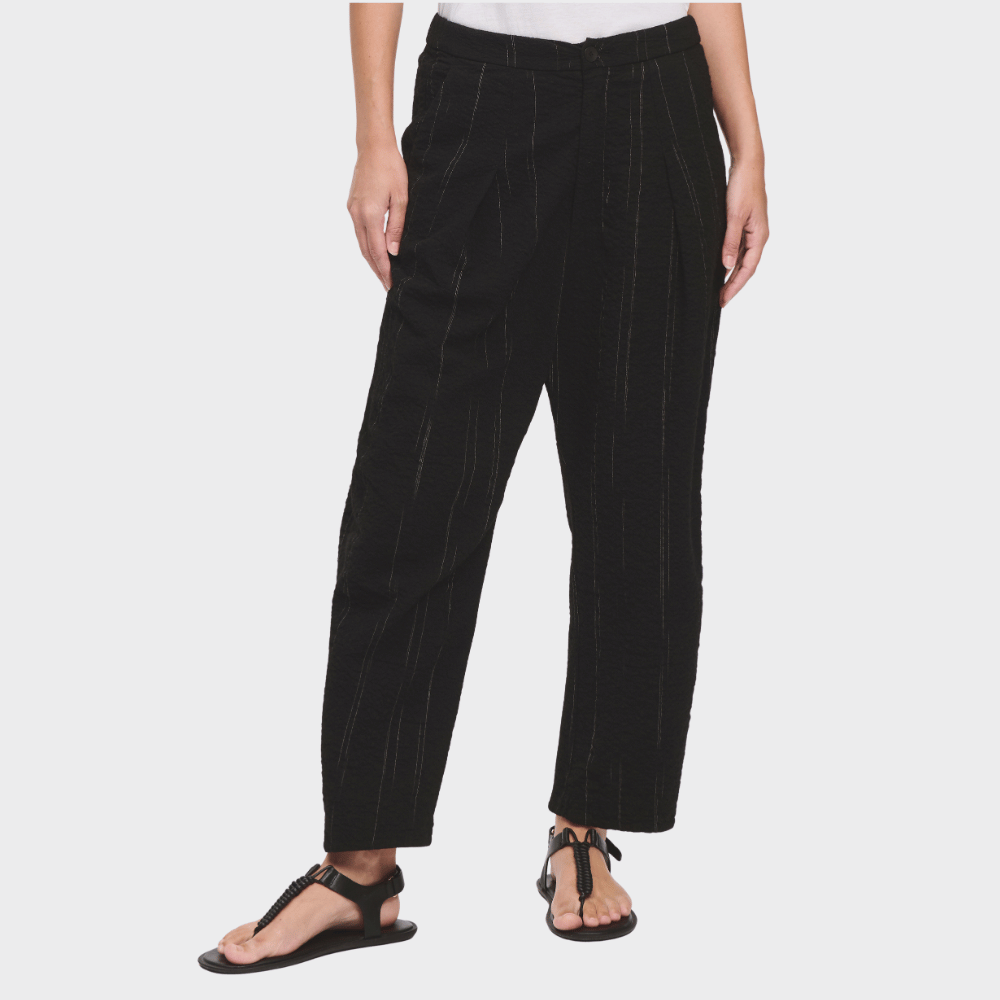 Transit Par Such Relaxed Pleated Trousers in Black - front view
