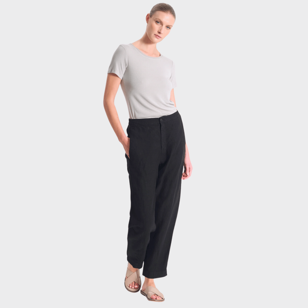 Transit Par Such relaxed tapered linen trousers in black – full front view