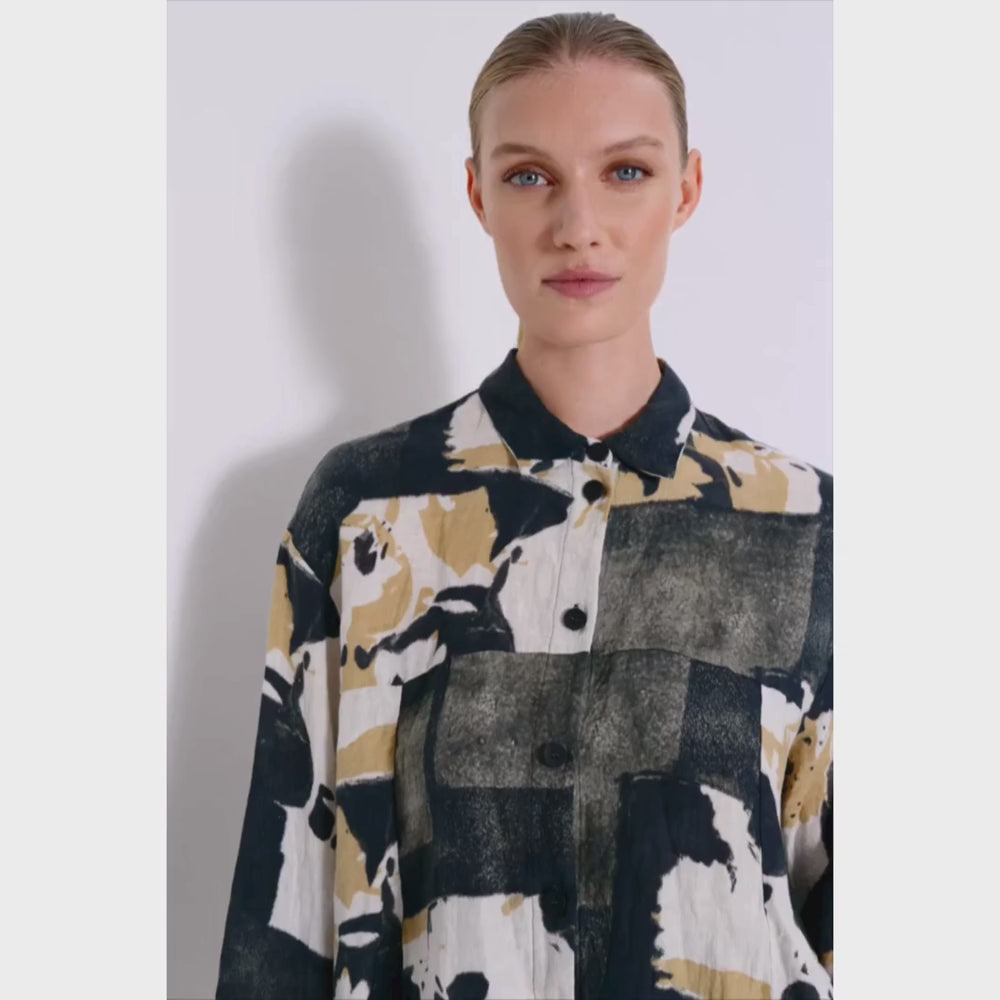 Transit Par Such abstract print linen shirt jacket in black cream and beige – video