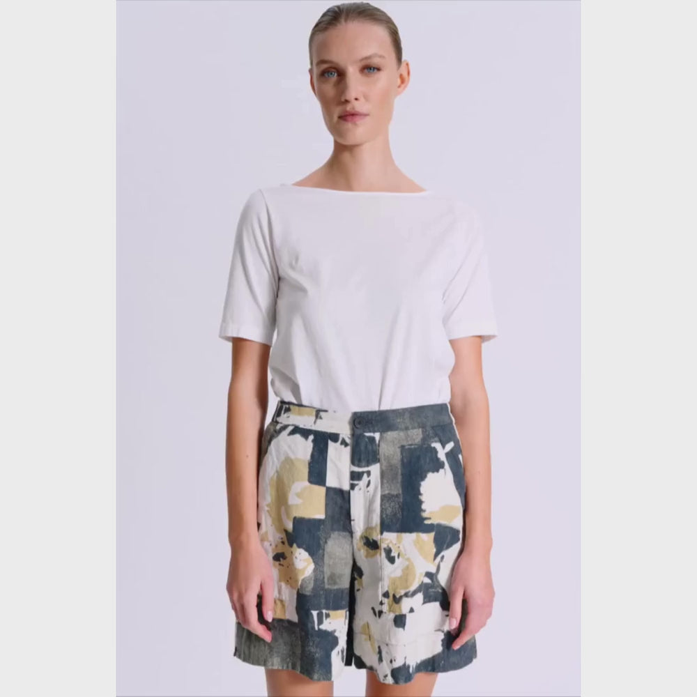 Transit Par Such abstract print linen Bermuda shorts in black cream and beige – video