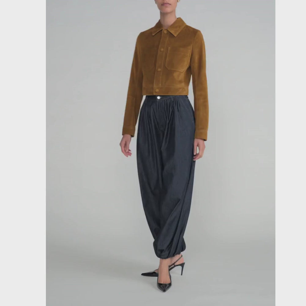 FRAME The Denim Balloon Pant in Rinse at Riada Concept. High-rise balloon jeans in fluid cotton-lyocell denim with a gathered ankle - styled model video