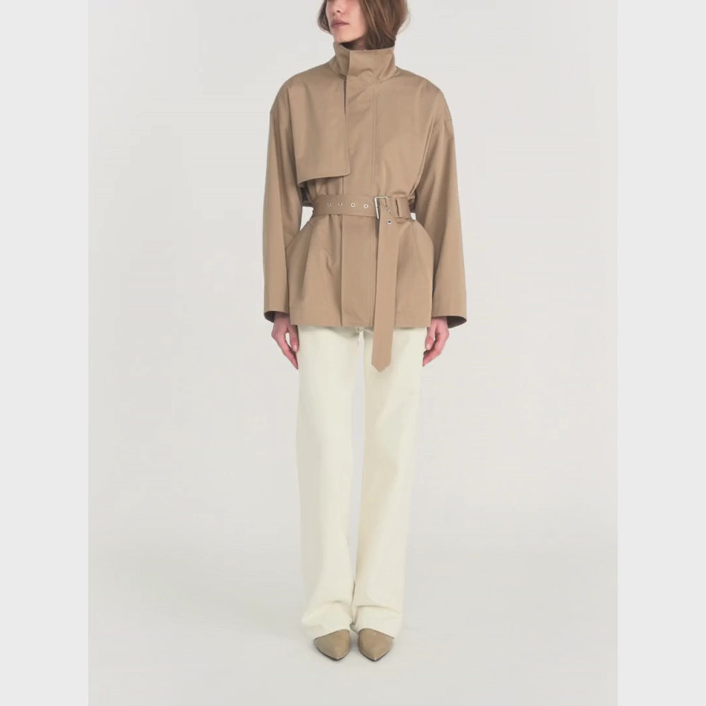FRAME The Short Field Trench in Khaki at Riada Concept. Relaxed cotton jacket with a stand collar, storm flap and adjustable belt - styled model video