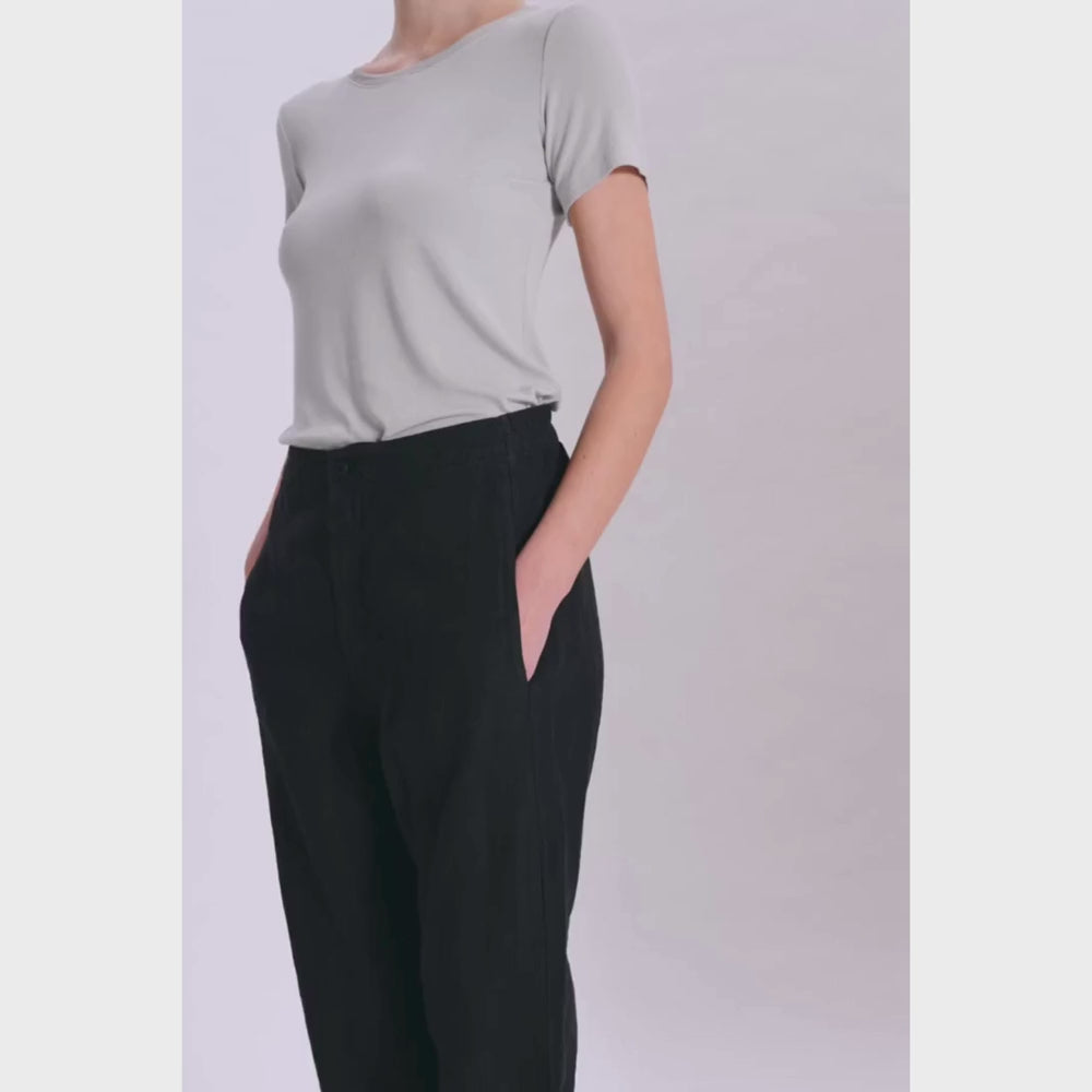 Transit Par Such relaxed tapered linen trousers in black – video