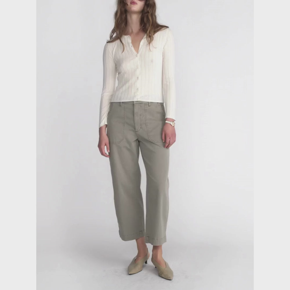 FRAME The Ranger Pant in Thyme at Riada Concept. High-rise cropped utility trousers in stretch cotton twill with patch pockets - styled model video
